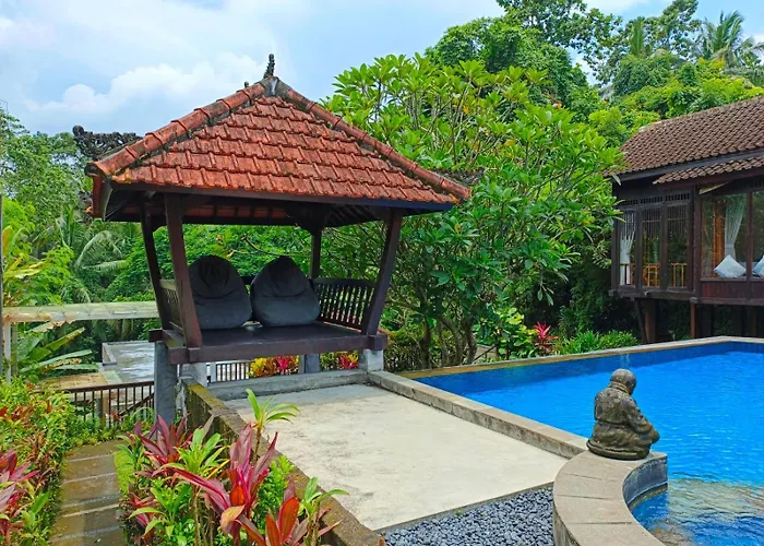 Malathi Cozy Wooden House - Garden Pool View